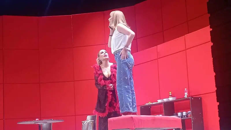 Ninel y Laura contagiaron al público con su alegría y carisma.